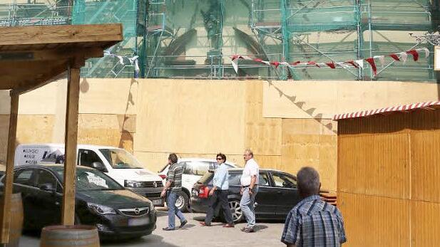 Rechtzeitig vor  Kirchweih-Beginn wurden die Baustelle "dicht" gemacht und  Ecken und  Kanten verkleidet. Foto:  Matthias  Hoch