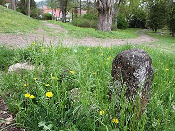 Die alte Steinbank liegt in Trümmern im Hindenburpark. Foto: Heike Beudert
