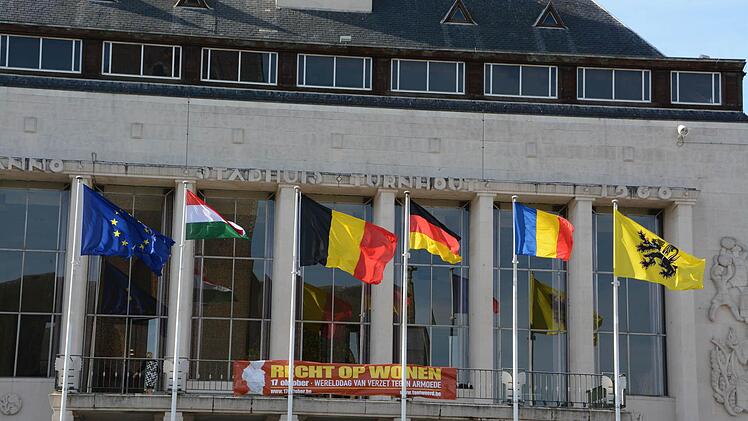 Flaggen vor dem Stadthuis.