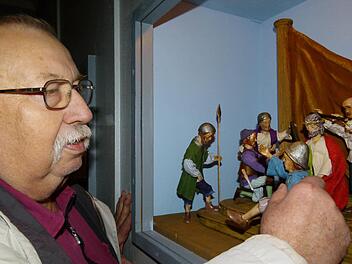Wilfried Kuntke vor der von ihm geschaffenen Krippe "Verspottung Jesu" Fotos: Marion Krüger-Hundrup