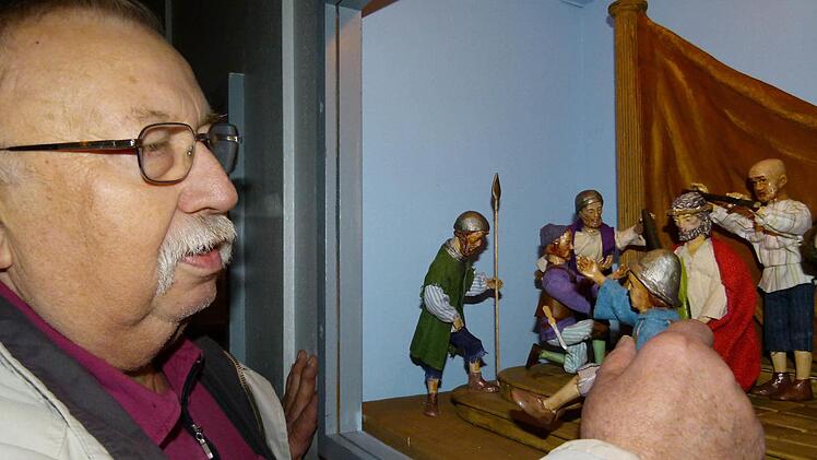 Wilfried Kuntke vor der von ihm geschaffenen Krippe "Verspottung Jesu" Fotos: Marion Krüger-Hundrup