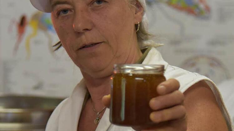 Imkermeisterin Manuela Müller hat das Bioprodukt in Glas gefüllt, bevor die Besucher dieses verkosten dürfen. Foto: Gabi Arnold