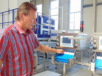 Herbert Hubmann vom Igensdorfer Obstgroßmarkt steht an den neuen Förderbändern mit Foto: Petra Malbrich