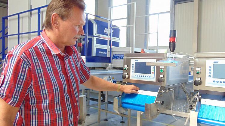 Herbert Hubmann vom Igensdorfer Obstgroßmarkt steht an den neuen Förderbändern mit Foto: Petra Malbrich