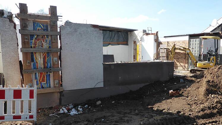 Mit einem Holzgerüst wurde das Mosaik nach dem Ausbau aus der Wand stabilisiert.Foto: privat