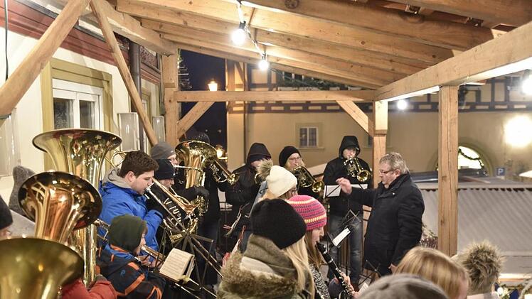 Auf der Terrasse am "Goldnen Stern" sorgten Kapellen (im Bild die Blaskapelle Hofstetten) mit weihnachtlichen Weisen für musikalische Umrahmung.G. Snater