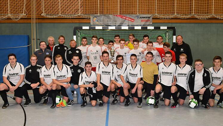 Die A-Junioren des FC Coburg (stehend) wurden Hallenkreismeister vor dem DJK-SV Neufang (vorne). Mit im Bild die Betreuer beider Mannschaften sowie (stehend von links) Turnierleiter Christian Brade und Kreisjugendleiter Michael Deuerling. Foto: Hagen Lehmann