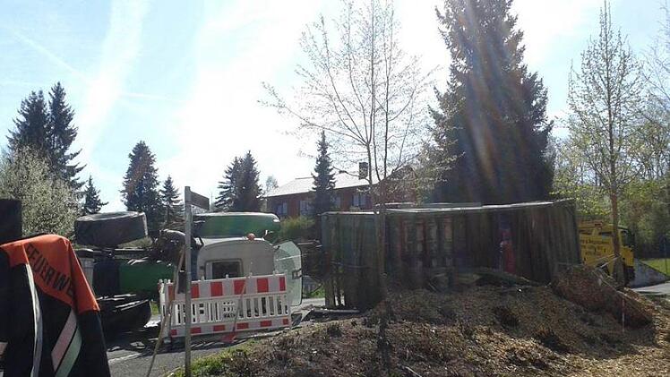 Der H&auml;nger kippte um, die geladenen Hackschnitzel  entluden sich und die Warneinrichtungd er ehemaligen Bahngleise mit Schranke und Ampelmast wurden zerst&ouml;rt.Joachim Weichert