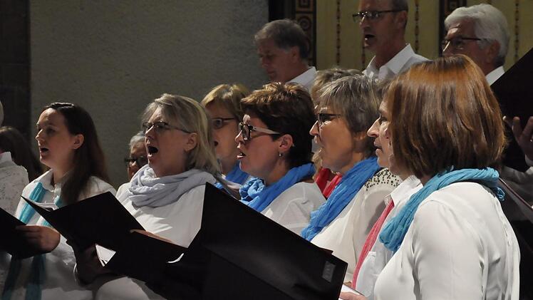Der "Fuschter Chor" mit Chorleiterin Birgit Schultz bezauberte mit der dem African Ave Maria. Foto: Peter Klopf