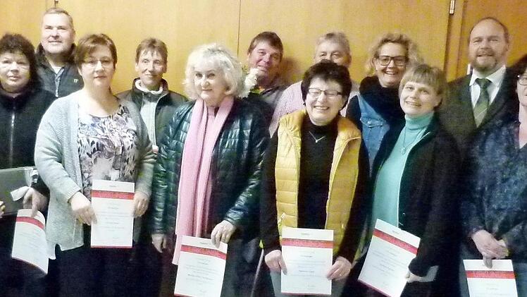 Die Ebersdorfer Gemeinderatssitzung war Anlass, zahlreiche Blutspender zu ehren. Foto: Lothar Weidner