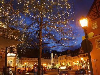 Sobald die Weihnachtsbeleuchtung die Kulmbacher Innenstadt in ein festliches Lichtermeer taucht, ist es höchste Zeit, die letzten Vorbereitungen für Weihnachten zu treffen