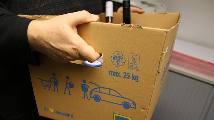 Statt der Plastiktasche bieten viele Märkte auch mehrmals verwendbare Kartons zum Tragen an.