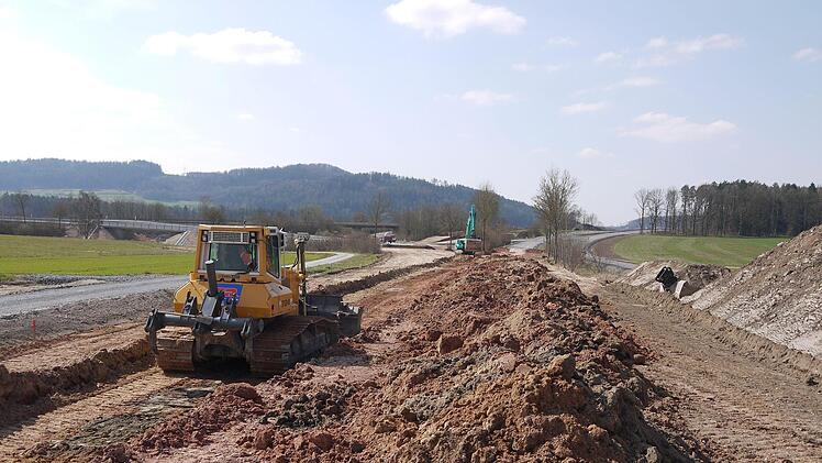 Zwischen Haarbrücken und der gesperrten Auffahrt zur B4 laufen die Bauarbeiten auf Hochtouren. -  Foto: Berthold Köhler