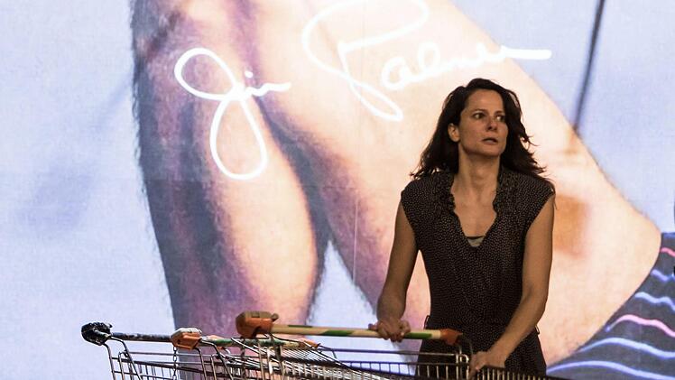 Ehefrau wird beim Einkaufen zufällig zur Revolutionärin: Eva Marianne Berger als Antonia in "Bezahlt wird nicht".Foto: Jochen Berger