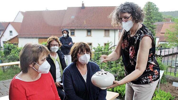 Elke Puchtler (rechts) ließ Besucher des Vortrags den typischen Geruch der Myrrhe schnuppern.