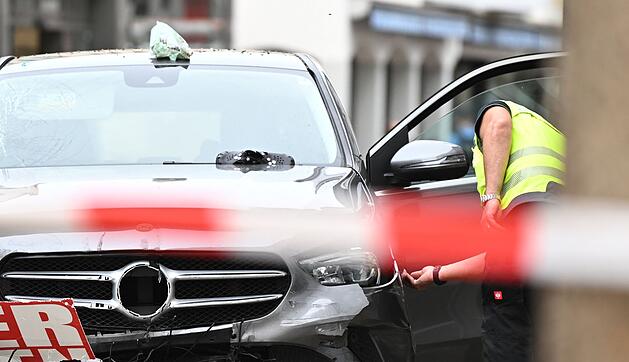 Auto rast durch Fu&szlig;g&auml;ngerzone