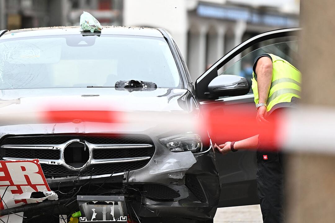 Auto rast durch Fu&szlig;g&auml;ngerzone