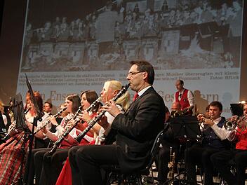 "Die alten Kameraden" haben's nicht verlernt": Das bewiesen die ehemaligen Mitglieder der Jugendkapelle, die sich als Revival-Orchester formiert haben. Und auch Stadtsteinachs Bürgermeister Roland Wolfrum (vorne, Mitte) holte die Klarinette wieder hervor. Im Hintergrund flimmerten Zeitungsberichte, die die Leistungen der ehemaligen Jugend hoch leben ließen, über die Leinwand. Fotos: Sonja Adam