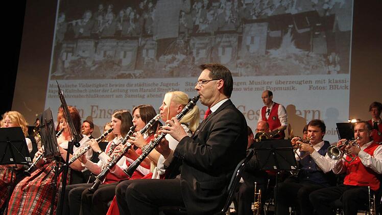 "Die alten Kameraden" haben's nicht verlernt": Das bewiesen die ehemaligen Mitglieder der Jugendkapelle, die sich als Revival-Orchester formiert haben. Und auch Stadtsteinachs Bürgermeister Roland Wolfrum (vorne, Mitte) holte die Klarinette wieder hervor. Im Hintergrund flimmerten Zeitungsberichte, die die Leistungen der ehemaligen Jugend hoch leben ließen, über die Leinwand. Fotos: Sonja Adam