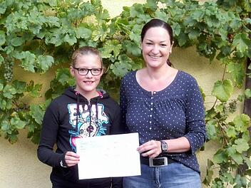 Rajana, Gewinnerin des Malwettbewerbs und Claudia Reusch  Foto: Reusch