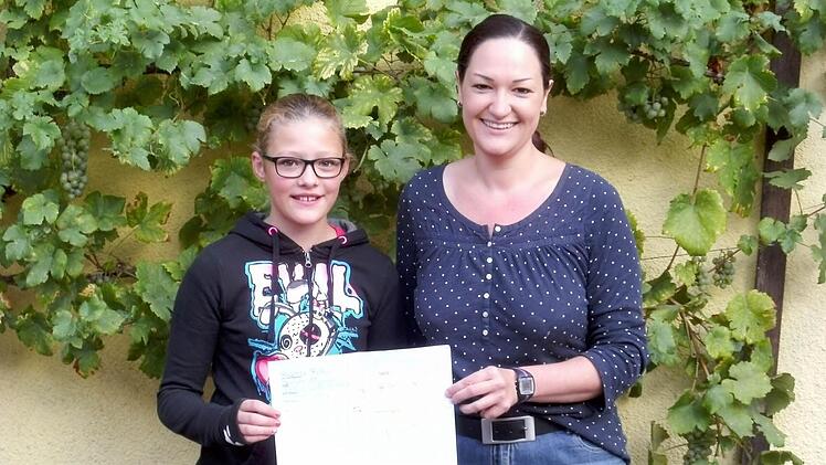 Rajana, Gewinnerin des Malwettbewerbs und Claudia Reusch  Foto: Reusch