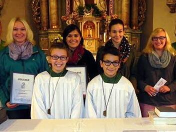 Langjährige Ministranten wurden in der Pfarrkirche St. Josef in Wildflecken verabschiedet (hinten links): Diakon Donald Löw, Katharina Müller, Regina Masso, Anna Mathes, Johanna Müller und Pfarrer Florian Judmann, (vorne links): Tabea Kolb und Marlon Benkert. Bei der Verabschiedung konnten Carla Röthlingshöfer, Eva und Maja Gundelach nicht anwesend sein. Foto: bra