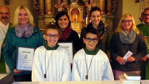 Langjährige Ministranten wurden in der Pfarrkirche St. Josef in Wildflecken verabschiedet (hinten links): Diakon Donald Löw, Katharina Müller, Regina Masso, Anna Mathes, Johanna Müller und Pfarrer Florian Judmann, (vorne links): Tabea Kolb und Marlon Benkert. Bei der Verabschiedung konnten Carla Röthlingshöfer, Eva und Maja Gundelach nicht anwesend sein. Foto: bra