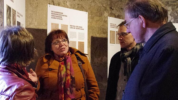 Kerstin Löw, Christa Franz, Markus Stirn und Dietmar Lang (v. l.) freuen sich, dass die Schautafeln im Hexenturm durch das neue Beleuchtungskonzept gut lesbar sind.