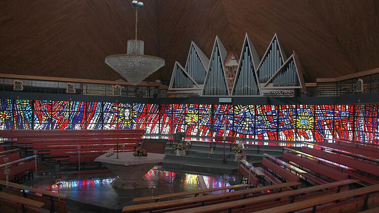 Kirchenraum, Glasmosaiken und Orgel  Foto: Friedwald Schedel