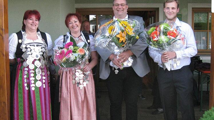 Es ist ihr Schützenfest: v.r. Jungschützenkönig Pascal Böhmer, Schützenkönig Oliver Negwer, Damenkönigin Cornelia Gagel flankiert von der Gauschützenkönigin Bianca Keidel. Foto: Klaus Gagel