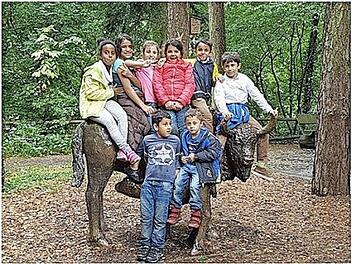 Einige Kinder auf dem Spielplatz Foto: Vanessa Druse