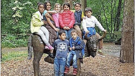 Einige Kinder auf dem Spielplatz Foto: Vanessa Druse