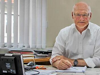 Wolfgang Borst an seinem Schreibtisch in Hofheim Foto: Andreas L&ouml;sch