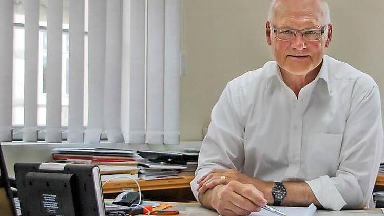 Wolfgang Borst an seinem Schreibtisch in Hofheim Foto: Andreas L&ouml;sch