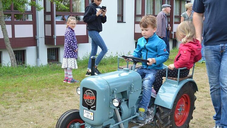 Für die Kinder gab es in diesem Jahr erstmals ein ganz besonderes Highlight: Sie durften auf Miniatur-Traktoren ihre Runden drehen. Foto: Larissa Händel