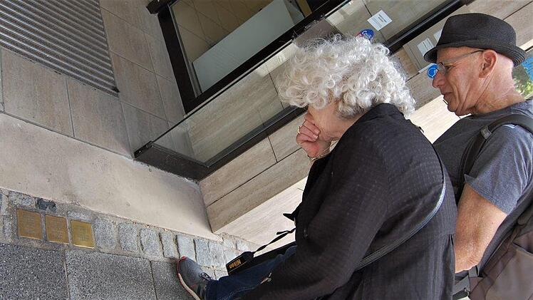 Nur mit einer tiefen Verbeugung vor den Opfern können Stephen Lowe und seine Partnerin Marilyn Levin aus Hollywood den Text auf dem Stolperstein für Großtante Else Löwinsky lesen. Foto: Sigismund von Dobschütz