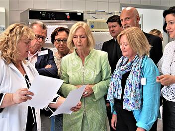 Dorothee Geier-Dömling (links), die Leiterin der Mikrobiologie bei Laboklin, zeigt der Bundesministerin für Bildung und Forschung, Prof. Dr. Johanna Wanka (CDU), ihre Abteilung. Mit dabei sind (von links) der stellvertretende Landrat Emil Müller, Bezirksrätin Karin Renner, der Landtagsabgeordnete Sandro Kirchner (alle CSU), Bad Kissingens Oberbürgermeister Kay Blankenburg (SPD), Laboklin-Inhaberin Dr. Elisabeth Müller sowie die Bundestagsabgeordnete und Parlamentarische Staatssekretärin Dorot...