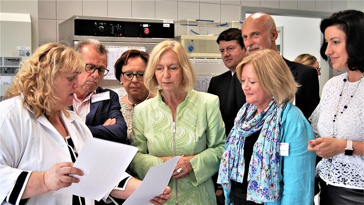 Dorothee Geier-Dömling (links), die Leiterin der Mikrobiologie bei Laboklin, zeigt der Bundesministerin für Bildung und Forschung, Prof. Dr. Johanna Wanka (CDU), ihre Abteilung. Mit dabei sind (von links) der stellvertretende Landrat Emil Müller, Bezirksrätin Karin Renner, der Landtagsabgeordnete Sandro Kirchner (alle CSU), Bad Kissingens Oberbürgermeister Kay Blankenburg (SPD), Laboklin-Inhaberin Dr. Elisabeth Müller sowie die Bundestagsabgeordnete und Parlamentarische Staatssekretärin Dorot...