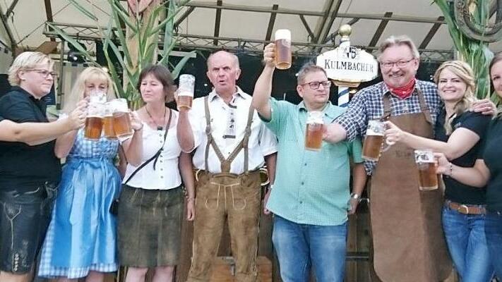Ein Prosit (von links): Meike Steiger, Stefanie Dressel, Sigrid Fillweber, Silvia Pietz, Günther Schubert, Mario Müller, Hans Pietz, Diana Ferenz und Kathrin Baier. Foto: Karl-Heinz Hofmann