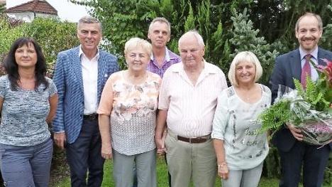 Unser Bild zeigt das Jubelpaar Johann und Brigitte Schoberth im Kreis der Familie mit B&uuml;rgermeister Siegfried Decker und stellvertretendem Landrat J&ouml;rg Kunstmann.  Foto: Werner Rei&szlig;aus