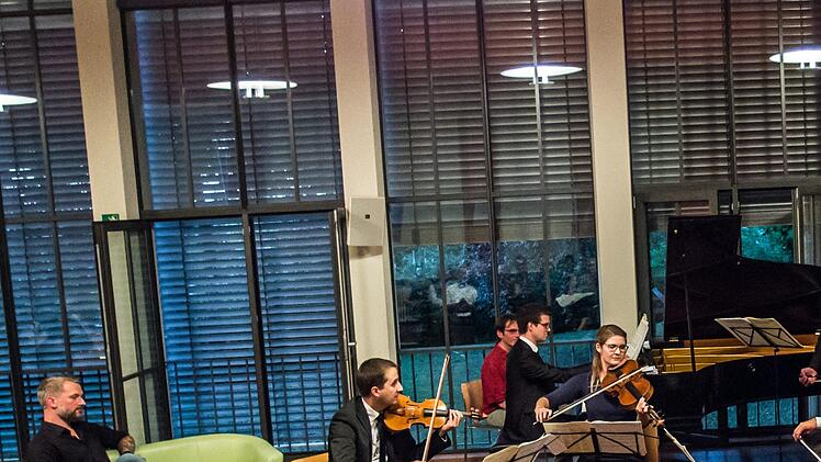 Musik und Sprache lautete das Motto beim Abschlussabend des Festivals Klanggrenzen im Haus Contakt in Coburg (von links): Martin Emmerich, Fabian Wankmüller, Annemarie Birckner, Heiner Reich und Christian Ernst.Foto: Jochen Berger