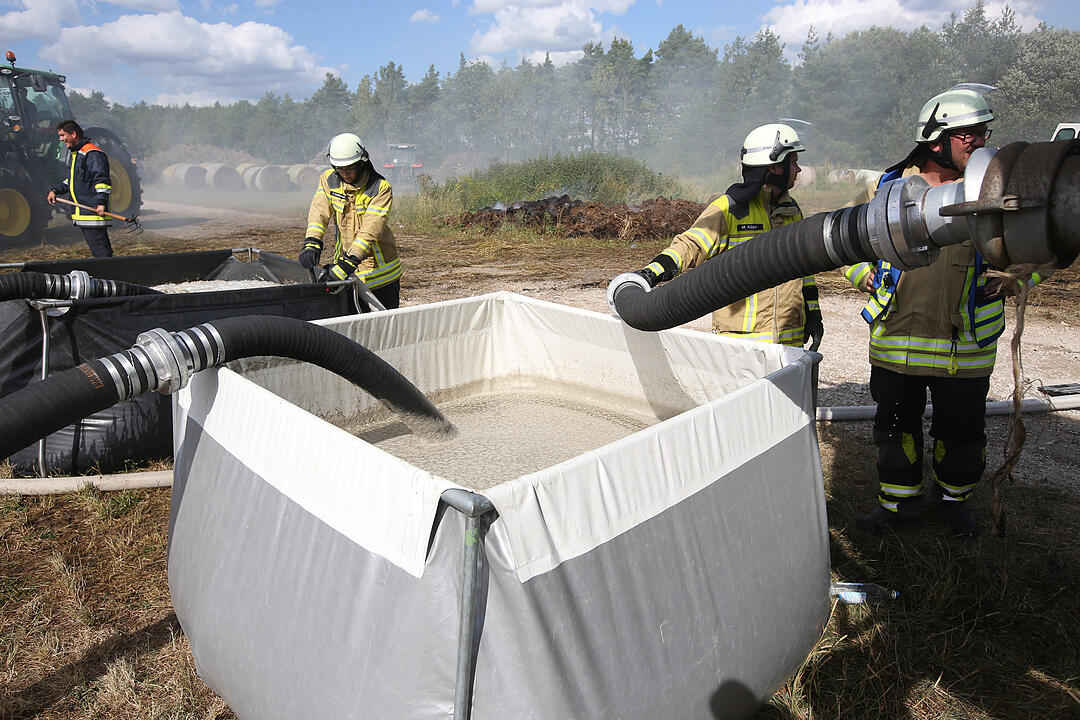 Spektakuläre Löschaktion im Kreis Forchheim: 100 Stroh- und Heuballen brennen