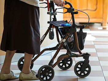 Einer Seniorin wurde mitten in Würzburg auf offener Straße die Handtasche aus dem Rollator entwendet. Foto: Daniel Karmann/dpa