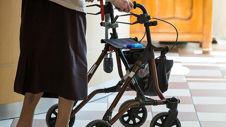 Einer Seniorin wurde mitten in Würzburg auf offener Straße die Handtasche aus dem Rollator entwendet. Foto: Daniel Karmann/dpa