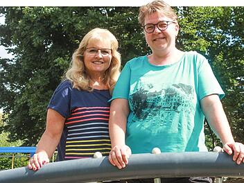 Juliane Fischer (rechts) und Petra K&ouml;rber betreuen zusammen die K&auml;fer-Gruppe in der Kindertagesst&auml;tte St. Martin. Foto: Julia Schwab
