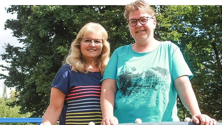 Juliane Fischer (rechts) und Petra K&ouml;rber betreuen zusammen die K&auml;fer-Gruppe in der Kindertagesst&auml;tte St. Martin. Foto: Julia Schwab