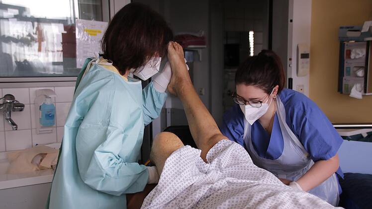Bevor  die Reha-Übungen beginnt, wird der Patient aus dem Intensivbett in einen Stuhl gesetzt  - alleine schafft der Betroffene das nicht. Foto: Benedikt Borst