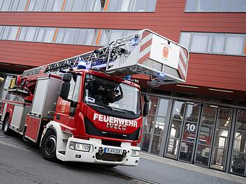 Fassadenputzer "in luftiger Höhe" gefangen - Feuerwehr startet Rettungsaktion