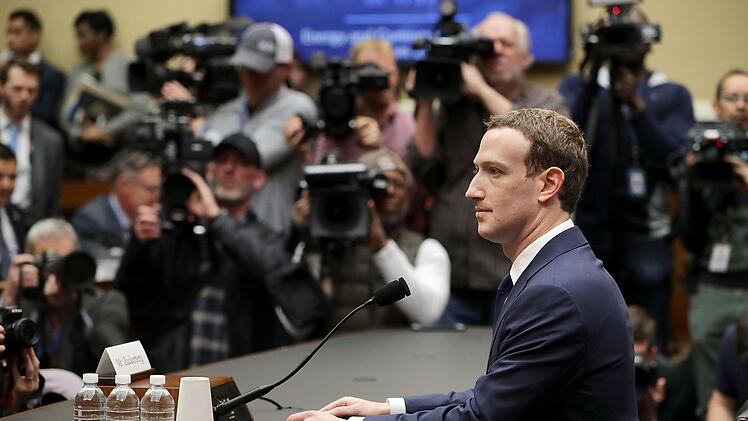 Schon mehrfach musste Mark Zuckerberg in der Geschichte von Facebook nach Skandalen vor Aussch&uuml;ssen Stellung beziehen, wie hier 2018.