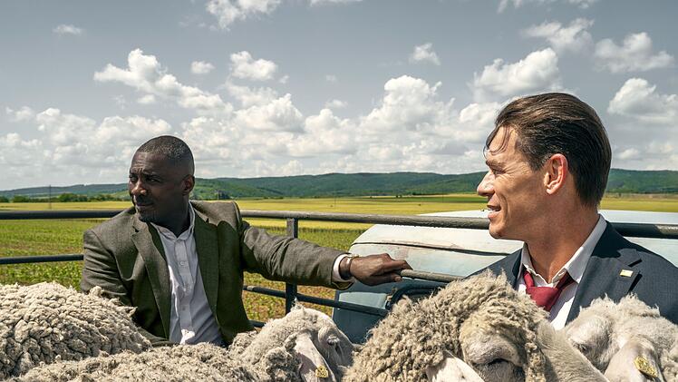 In der Action-Kom&ouml;die "Heads of State" m&uuml;ssen sich Idris Elba (links) als britischer Premier und John Cena als amerikanischer Pr&auml;sident nach einem Zwischenfall auf eigene Faust durch Europa schlagen.